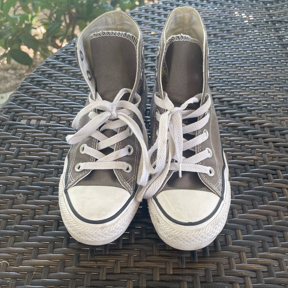 Converse red high top size 6
Very good condition